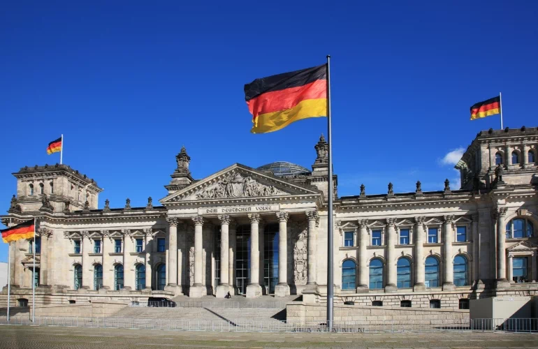 budynek z niemiecką flagą